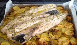 Lee más sobre el artículo Merluza al horno con patatas panaderas y cebolla