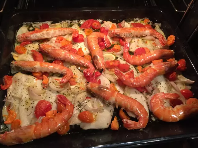 Lee más sobre el artículo Merluza al horno con gambas
