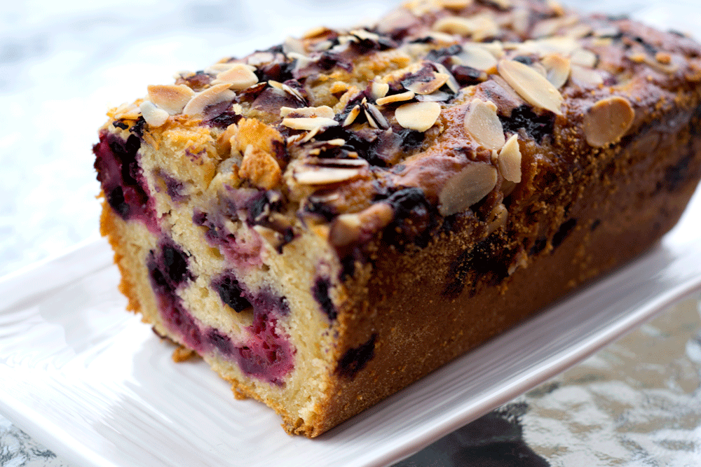 Lee más sobre el artículo Receta de bizcocho de harina de maíz y frutos rojos